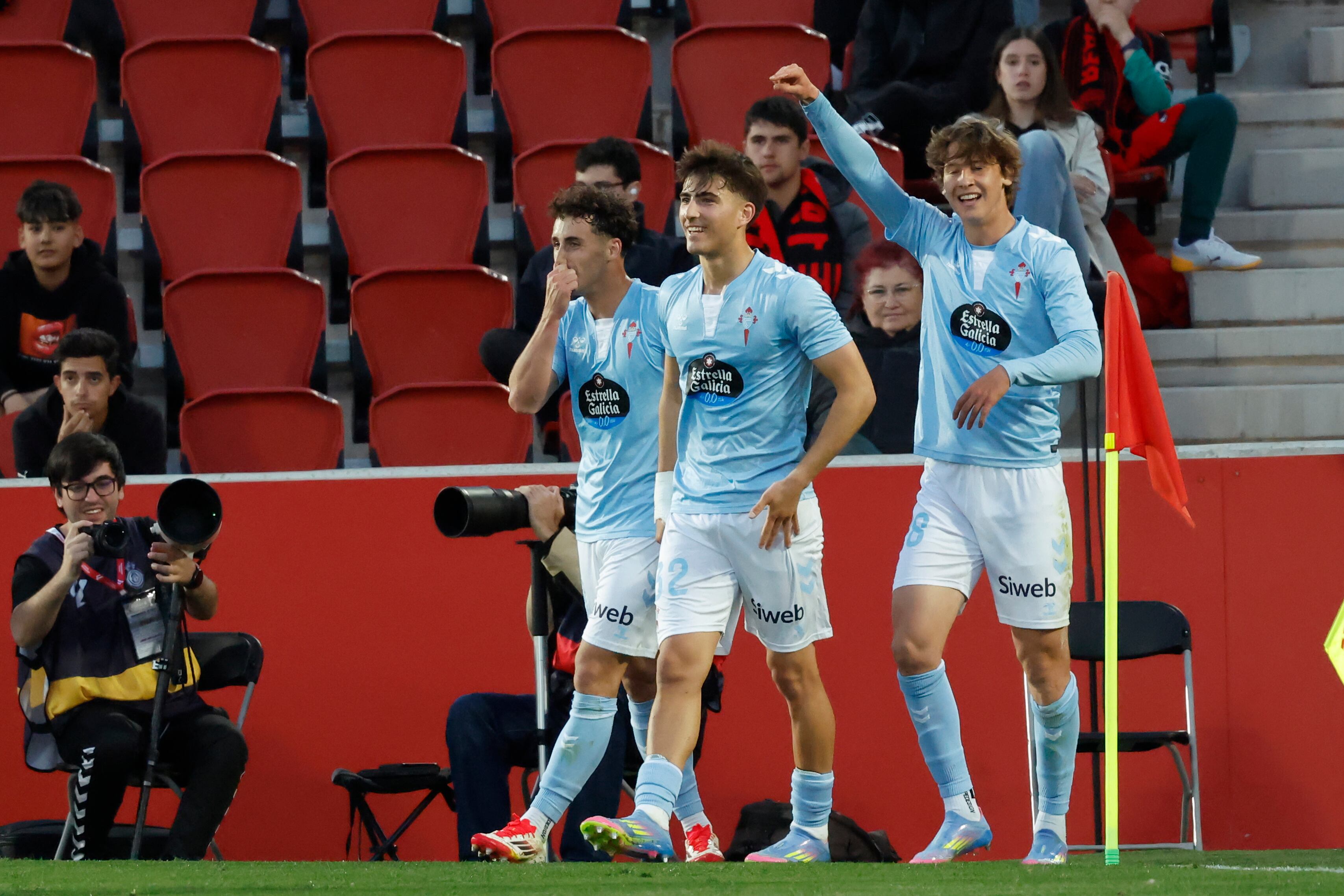 PALMA DE MALLORCA, 05/04/2025.- Los jugadores del Celta celebran el segundo gol de su equipo durante el partido de LaLiga entre el Real Mallorca y el Celta, este sábado en el estadio de Son Moix, en Palma. EFE/CATI CLADERA