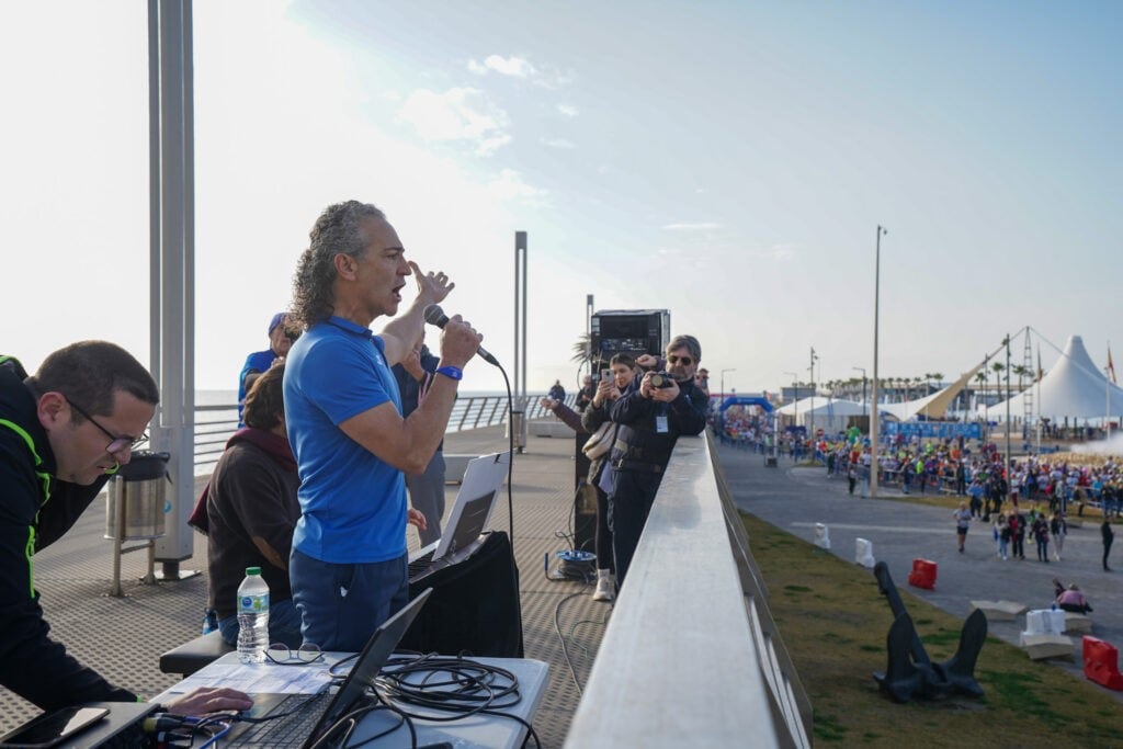 Media Maratón y 10 K de Alicante. Un tenor canta el himno de Alicante antes de la salida de la carrera