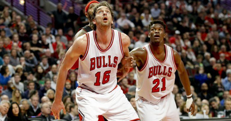 El español Pau Gasol y Jimmy Butler, en acción ante los Toronto Raptors.