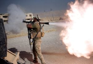 Un soldado de las fuerzas especiales de irak le dispara al militantes de Daesh en Bartella, al oriente de Mosul, Irak