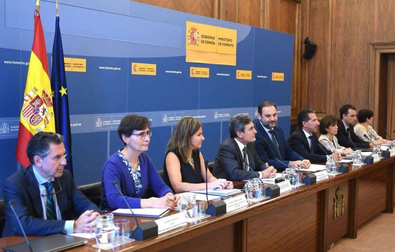 Fomento aborda con CC.AA. La disputa entre el taxi y los VTC