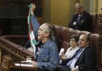 El portavoz de Amaiur ha concluido su intervención ante el pleno mostrando una ikurriña y gritando en euskera: &quot;¡Monarquía fuera, viva Euskal Herria libre y republicana!&quot;