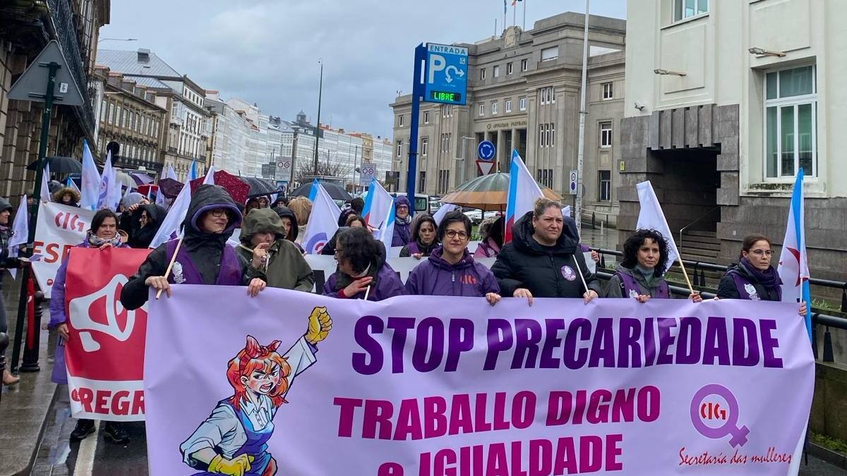 Vendedoras de supermercado o enfermeras se reivindican en medio de los actos institucionales del 8M