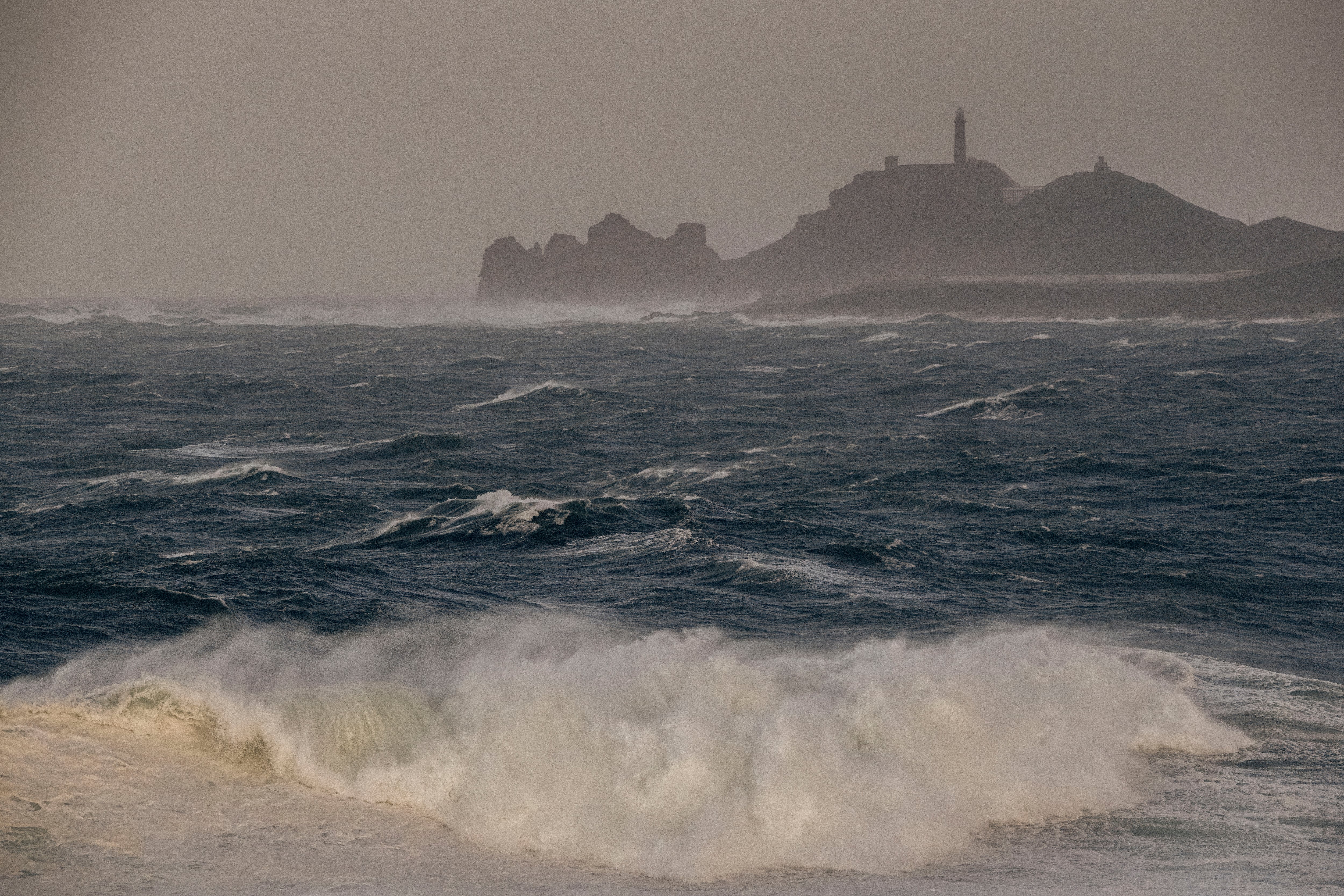 Fotografía del Cabo Vilán con un fuerte oleaje este sábado, desde la costa de Muxía, en A Costa da Morte (Galicia)