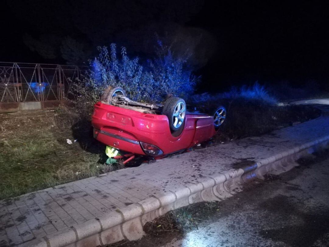 El coche ha sufrido una salida de vía en la CM-220. 