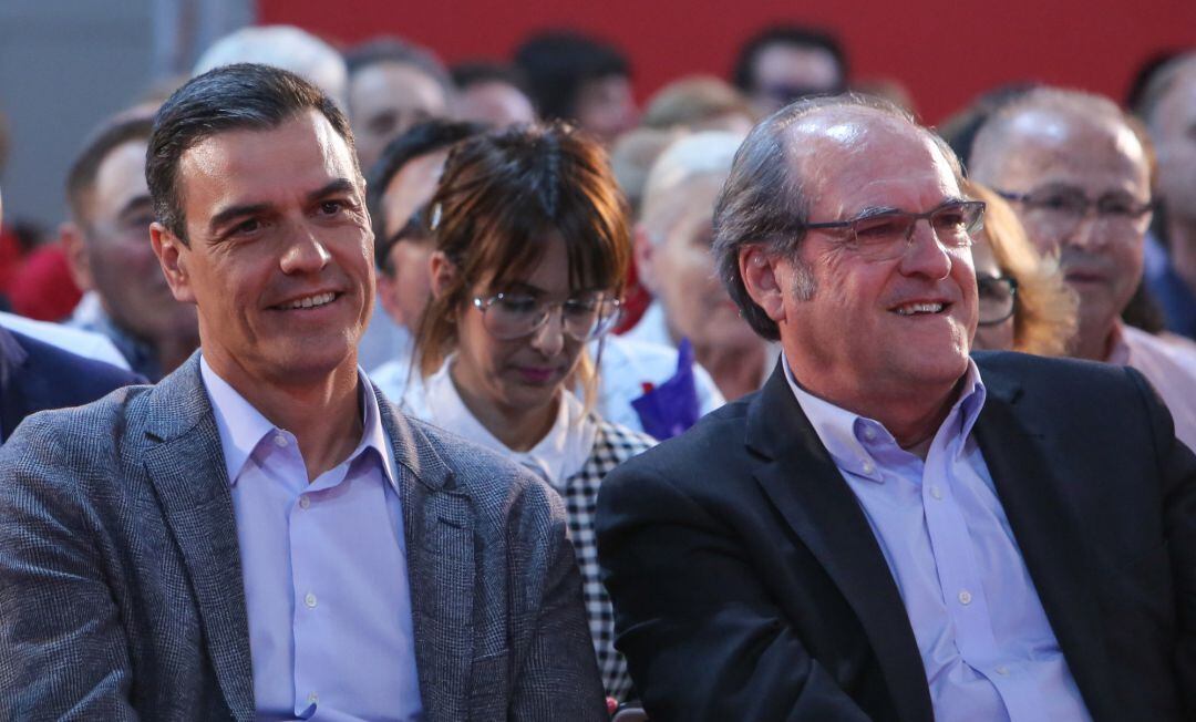 El secretario general del PSOE y presidente del Gobierno en funciones, Pedro Sánchez, y el candidato a la presidencia de Madrid por el PSOE, Ángel Gabilondo.