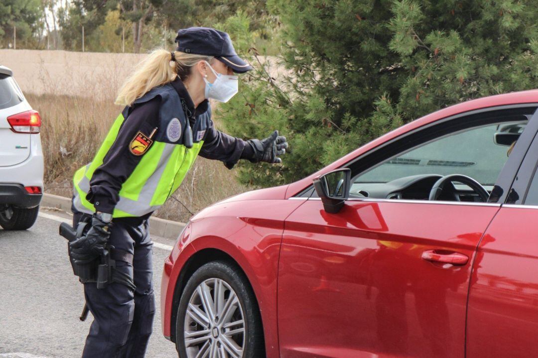 Agente en un control del cierre perimetral 
