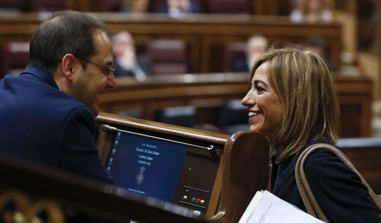 El diputado del PSOE César Luena conversa con la diputada socialista Carmen Chacón al inicio del Pleno celebrado el 19 de abril de 2016 en el Congreso de los Diputados.