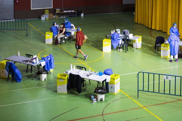 Un grupo de enfermeras realiza pruebas PCR en el Centro Deportivo de Alpedrete (Madrid), el pasado lunes.