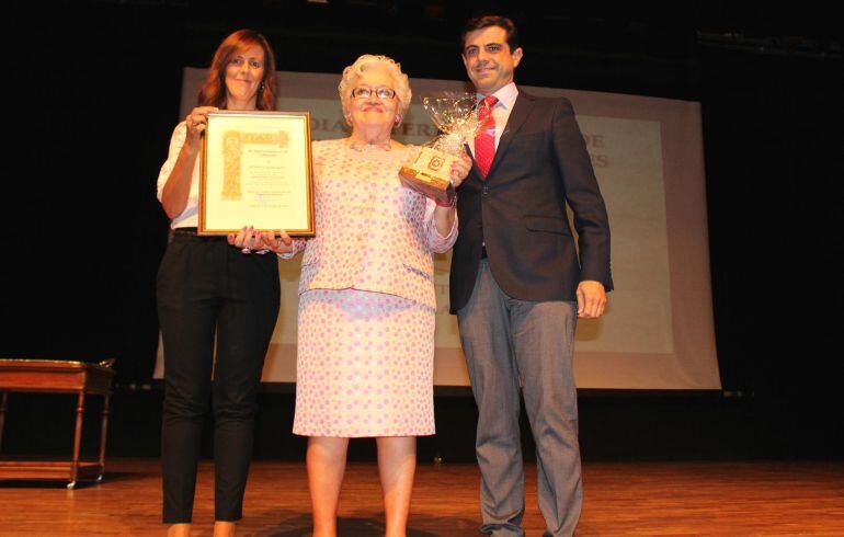 Aurora Zárate recibie el reconocimiento del alcalde y la concejal de Asuntos Sociales