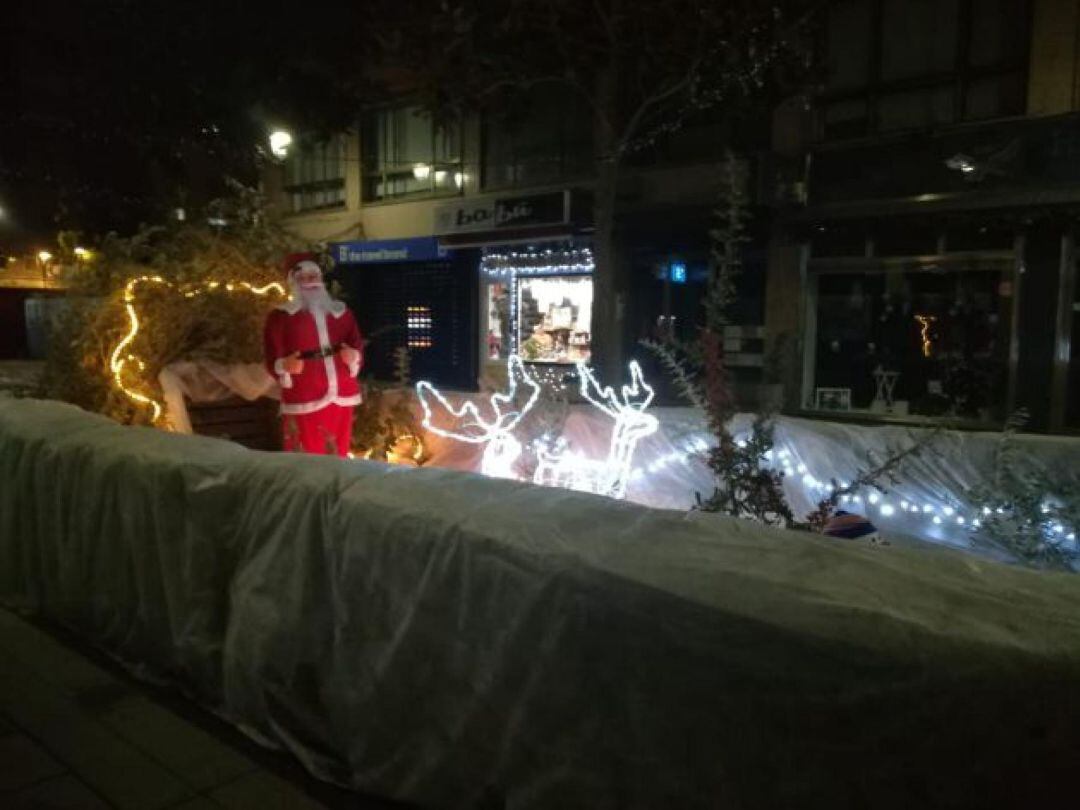 Así lucía el Papá Noel antes de los actos vandálicos y volverá a hacerlo desde el sábado