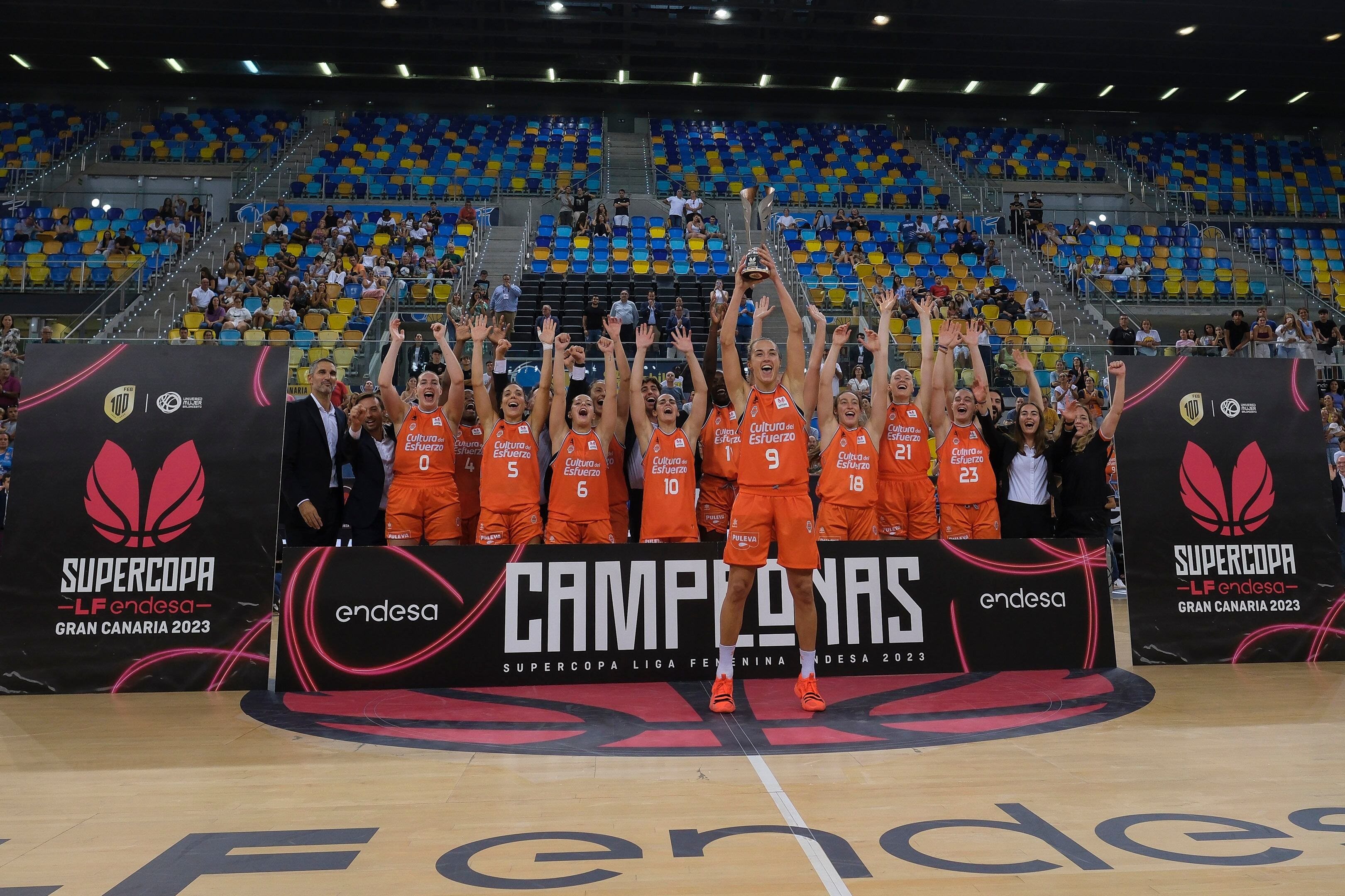 LAS PALMAS DE GRAN CANARIA, 01/10/2023.- Las jugadoras del Valencia B.C. se proclaman campeonas de la Supercopa femenina de baloncesto, tras ganar al Perfumerías Avenida, en la final que ambos equipos disputaron este domingo en el Gran Canaria Arena. EFE/Ángel Medina G.