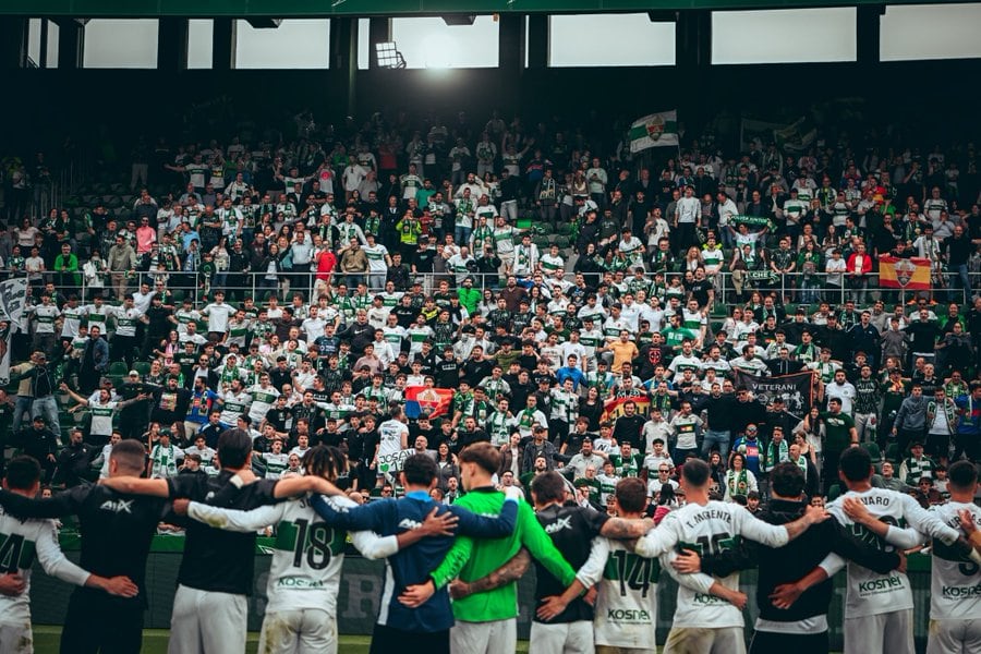 Los jugadores del Elche CF celebran la victoria ante el Valencia con la afición