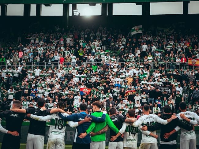 Los jugadores del Elche CF celebran la victoria ante el Valencia con la afición