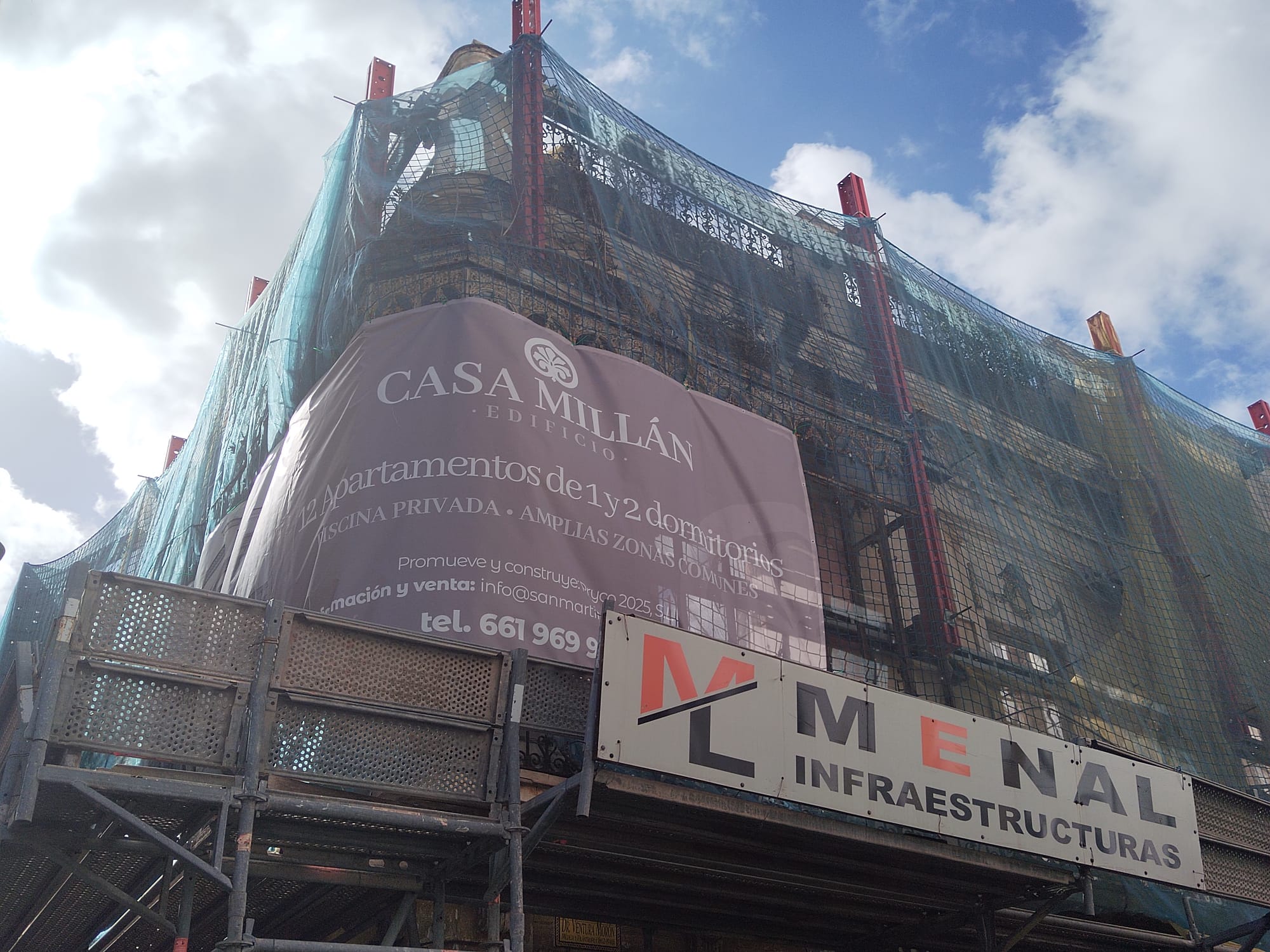 Cartel que anuncia las nuevas viviendas en la Casa Millán.