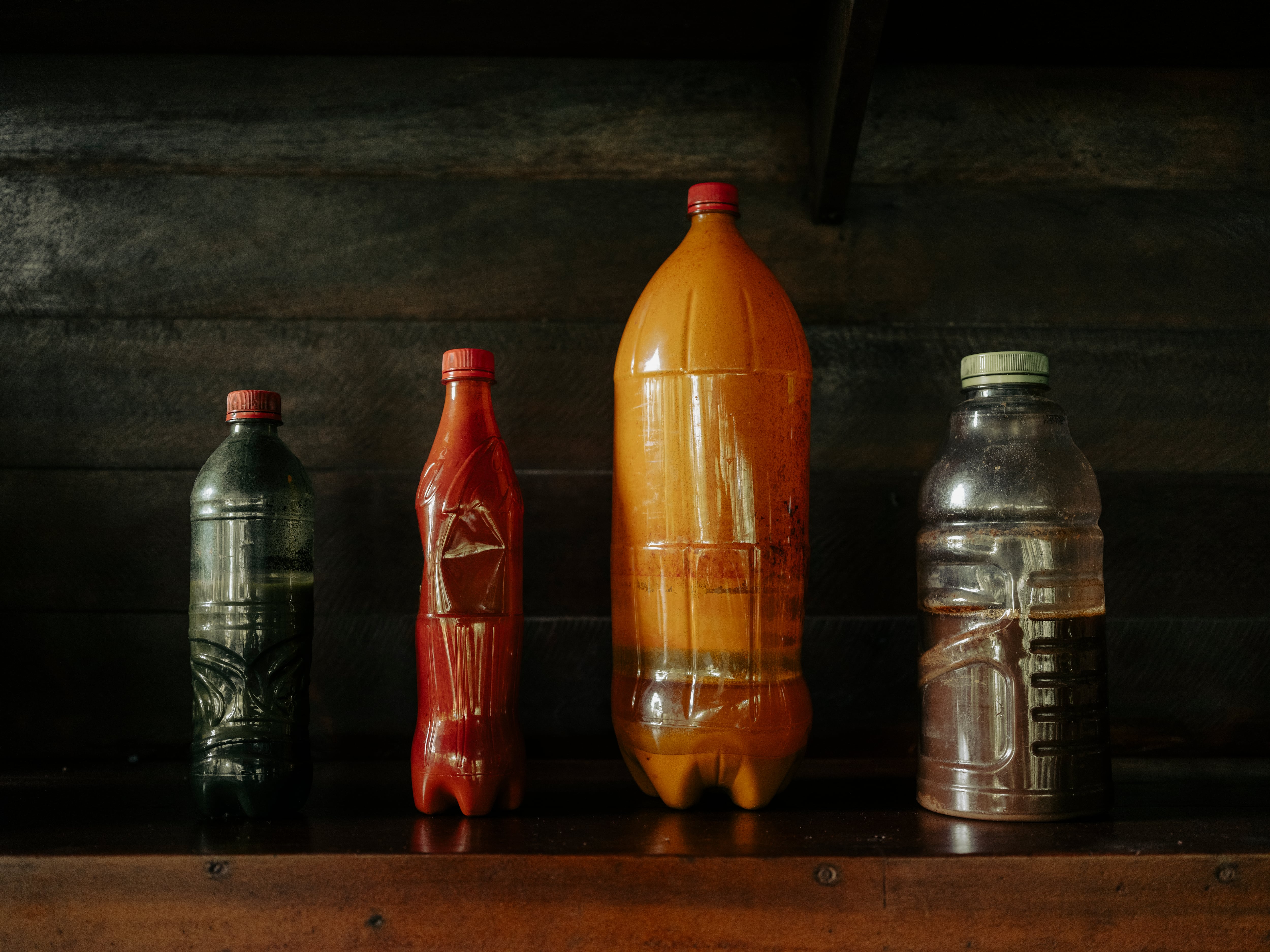 La trayectoria de Sara Flores se ha desarrollado en la selva, que provee a la artista de todo lo necesario para la vida y la creación. Los tintes naturales, como los contenidos en estas botellas, proceden del Amazonas. 