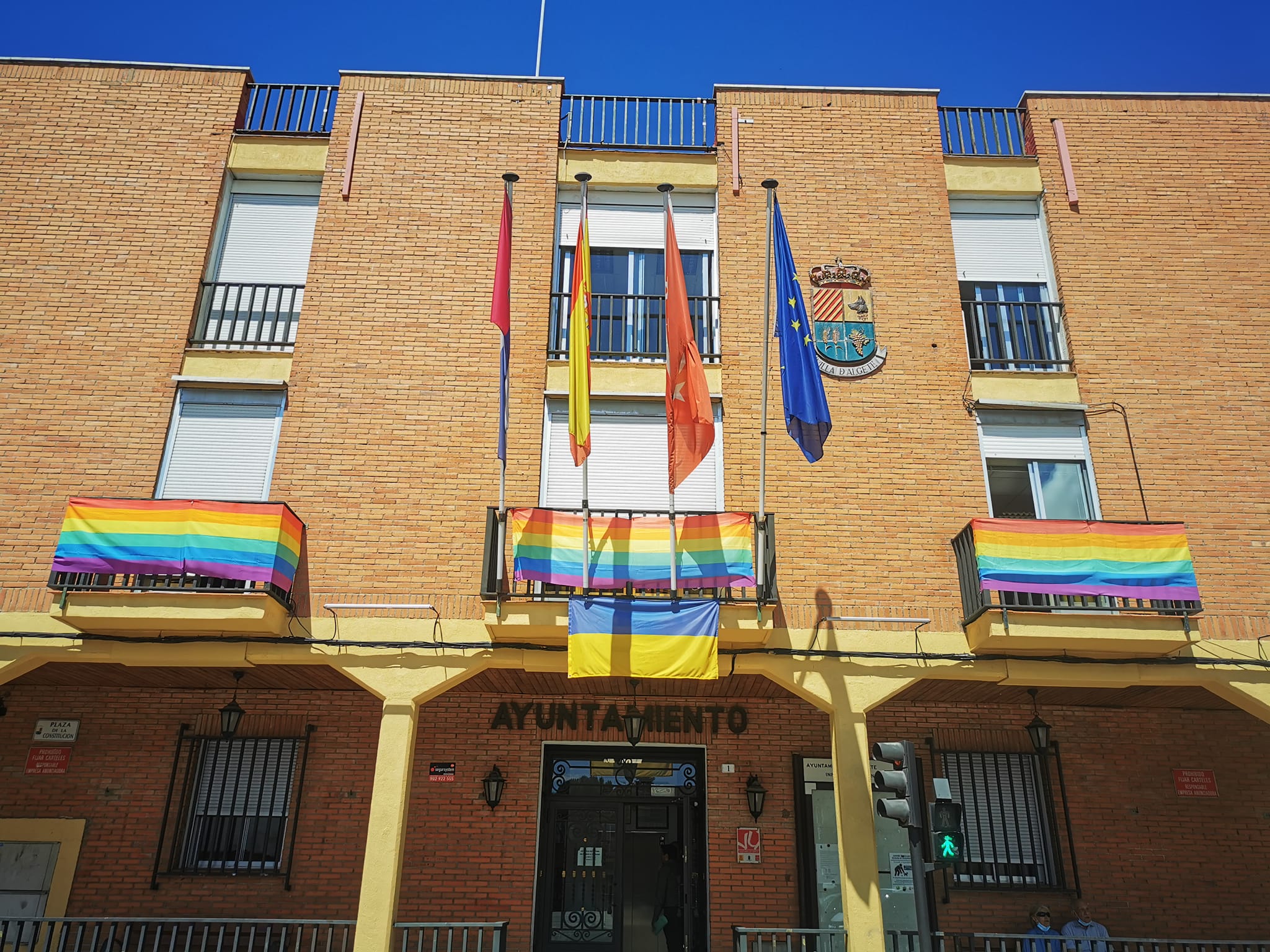 Fachada del Ayuntamiento de Algete con la bandera arcoíris con motivo del Orgullo LGTBIQ+