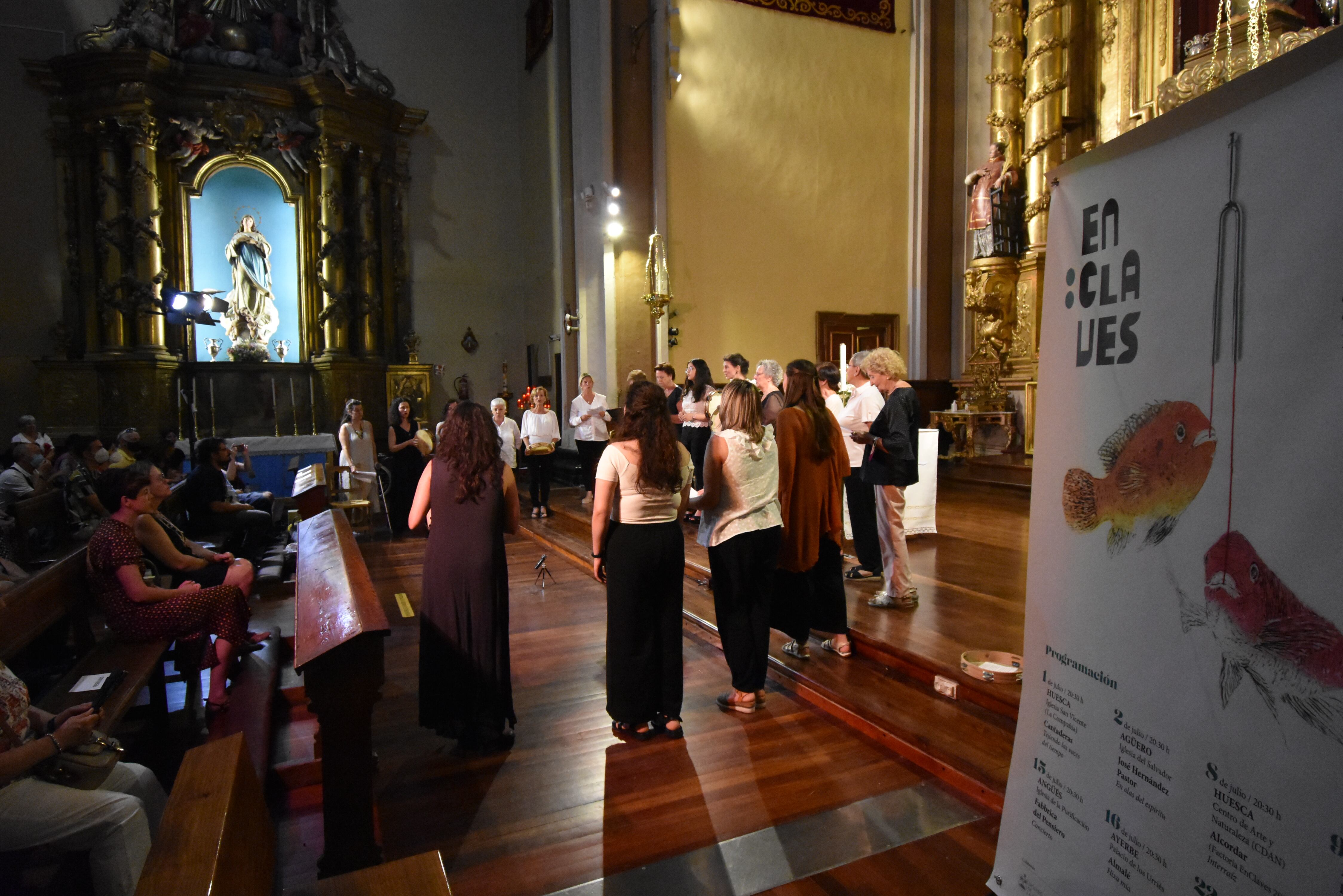 Actuación de Cantaderas en la iglesia de La Compañía