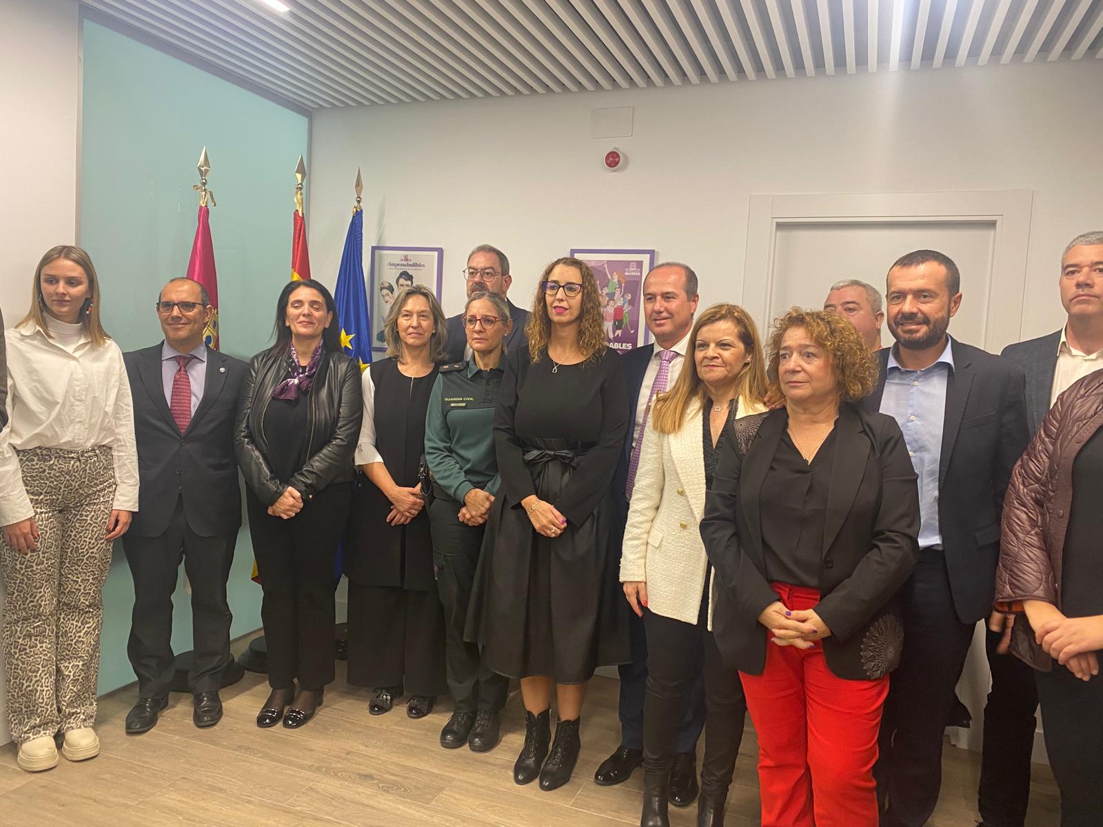 Profesionales del Centro y autoridades durante el acto de inauguración