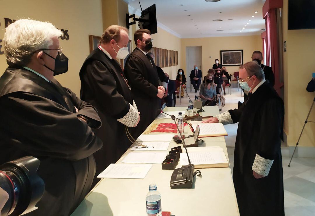 Jura de Federico Fernández como decano del Colegio de Abogados 