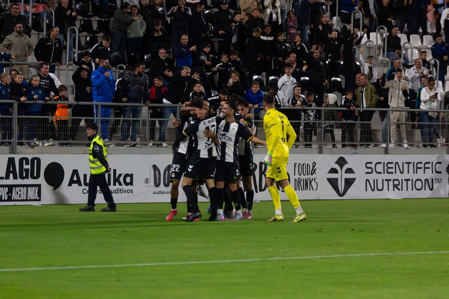 La plantilla celebra un gol
