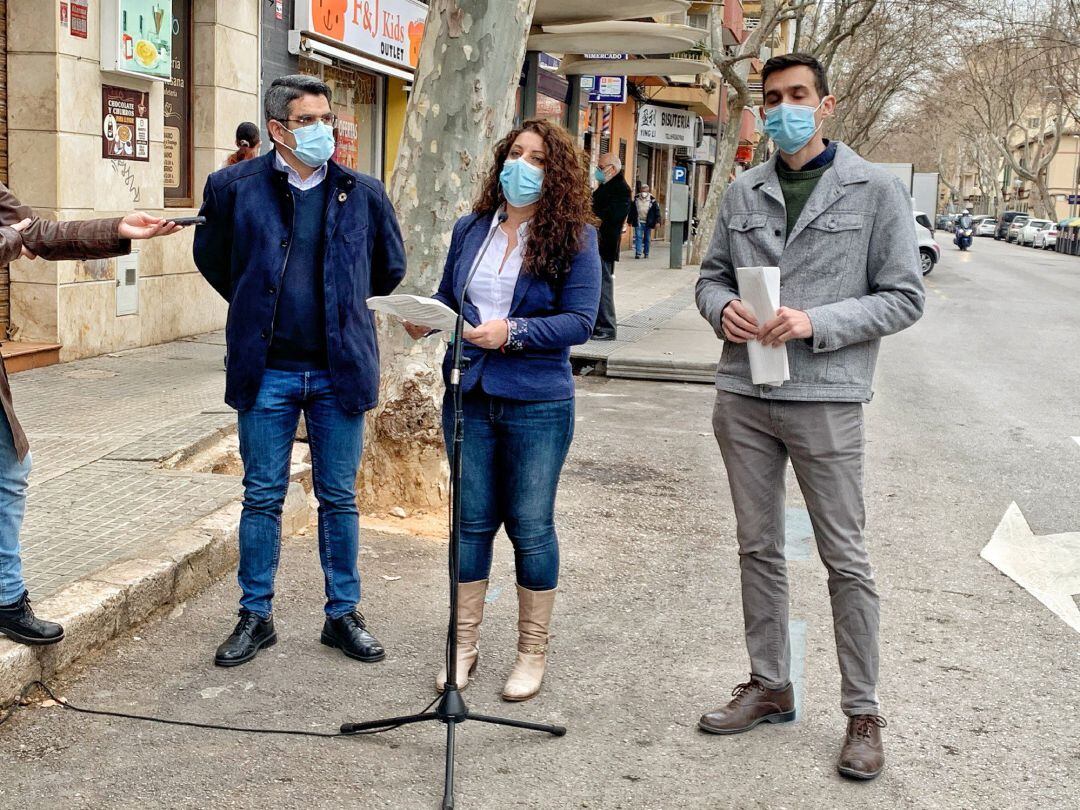 La regidora de Infraestructuras y Accesibilidad del Ayuntamiento de Palma, Angélica Pastor, durante una rueda de prensa en la calle Arquebisbe Aspàreg.