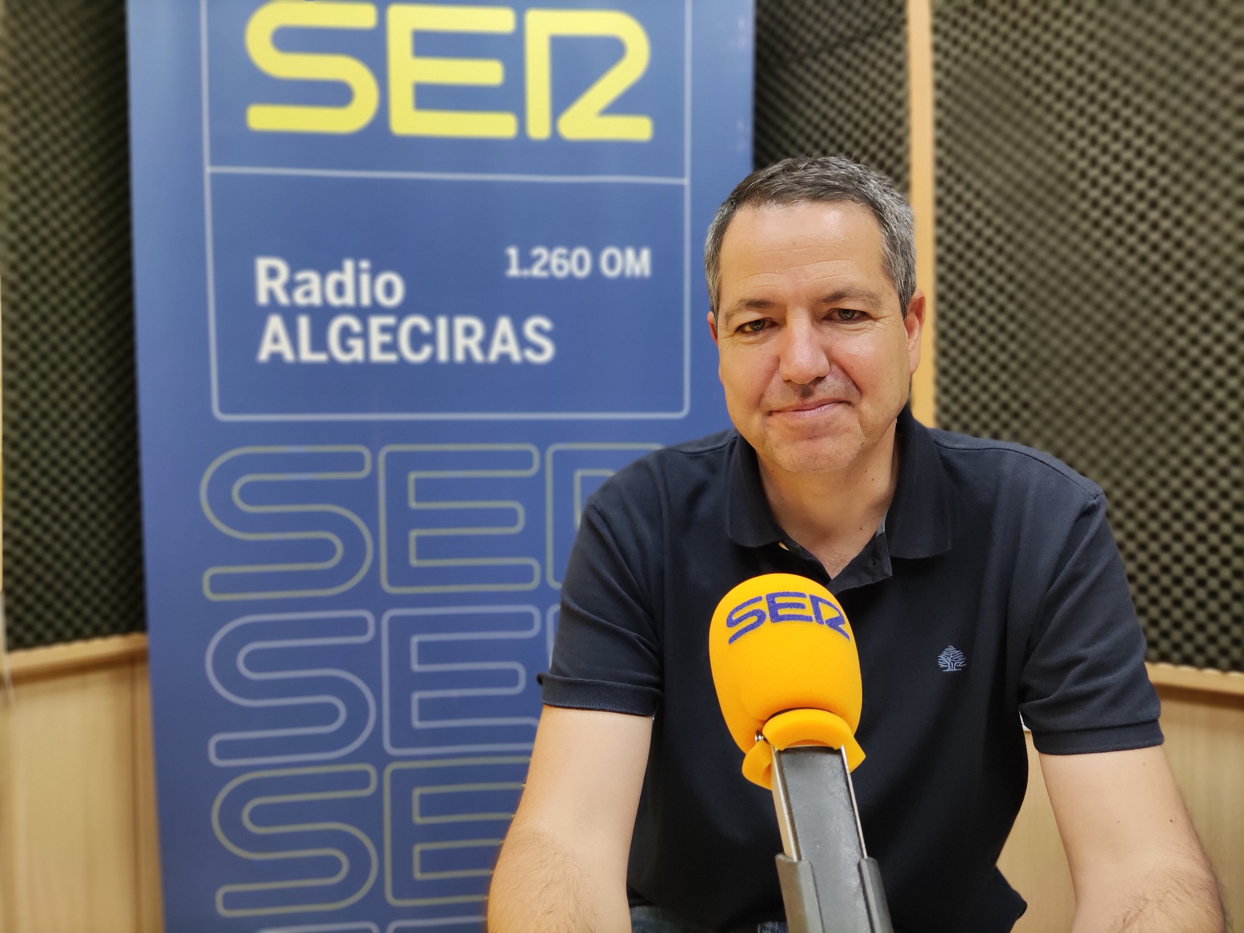 José Manuel Serrano, portavoz del colectivo Salvemos El Rinconcillo, en los estudios de Radio Algeciras