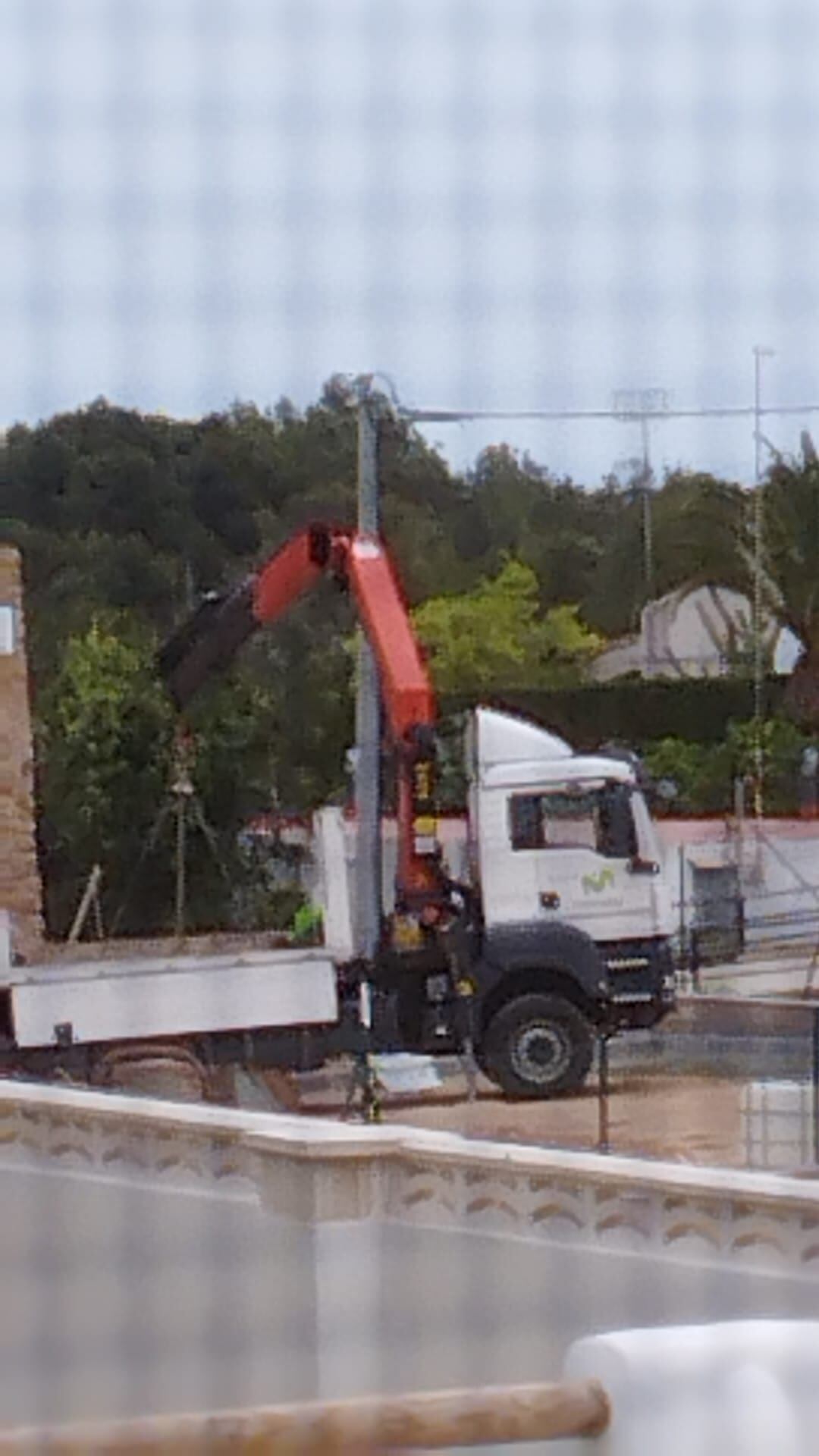 Imagen facilitada por el Ayuntamiento de Dénia en la que se interpreta la instalación de esta antena de telefonía temporal.