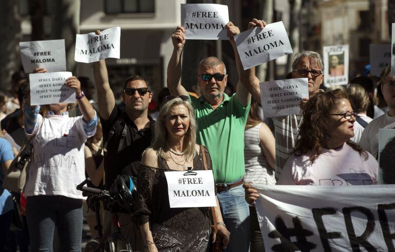 Familiares y amigos de Maloma Morales, la joven de origen saharaui vecina de Mairena del Aljarafe (Sevilla) presuntamente secuestrada desde el 12 de diciembre por su familia biológica, durante la manifestación convocada en Sevilla para pedir su liberación