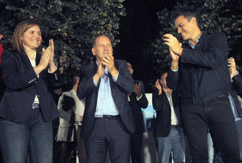 El secretario general del PSOE, Pedro Sánchez, y el candidato socialista a la Xunta de Galicia, Xoaquín Fernandez Leiceaga, durante el acto de cierre de campaña en Santiago de Compostela