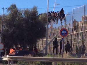 Varias personas permanecen subidos en la valla de Melilla.