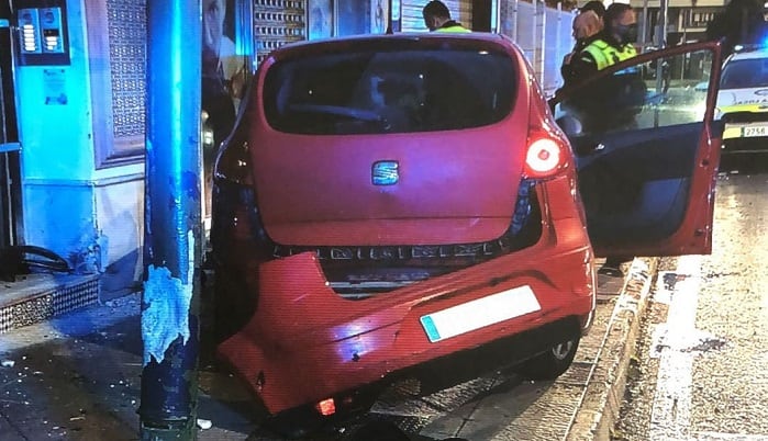 Un coche estampado contra un semáforo en El Secano