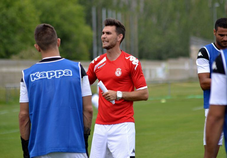Víctor Cea dirigiendo una sesión de entrenamiento