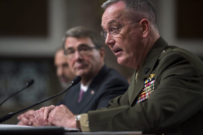 El comandante general de las Fuerzas Militares de Estados Unidos, el general Joseph F. Dunford (d), y el secretario de Defensa de EE.UU., Ashton Carter (i), testifican ante Comité de Servicios Armados del Senado