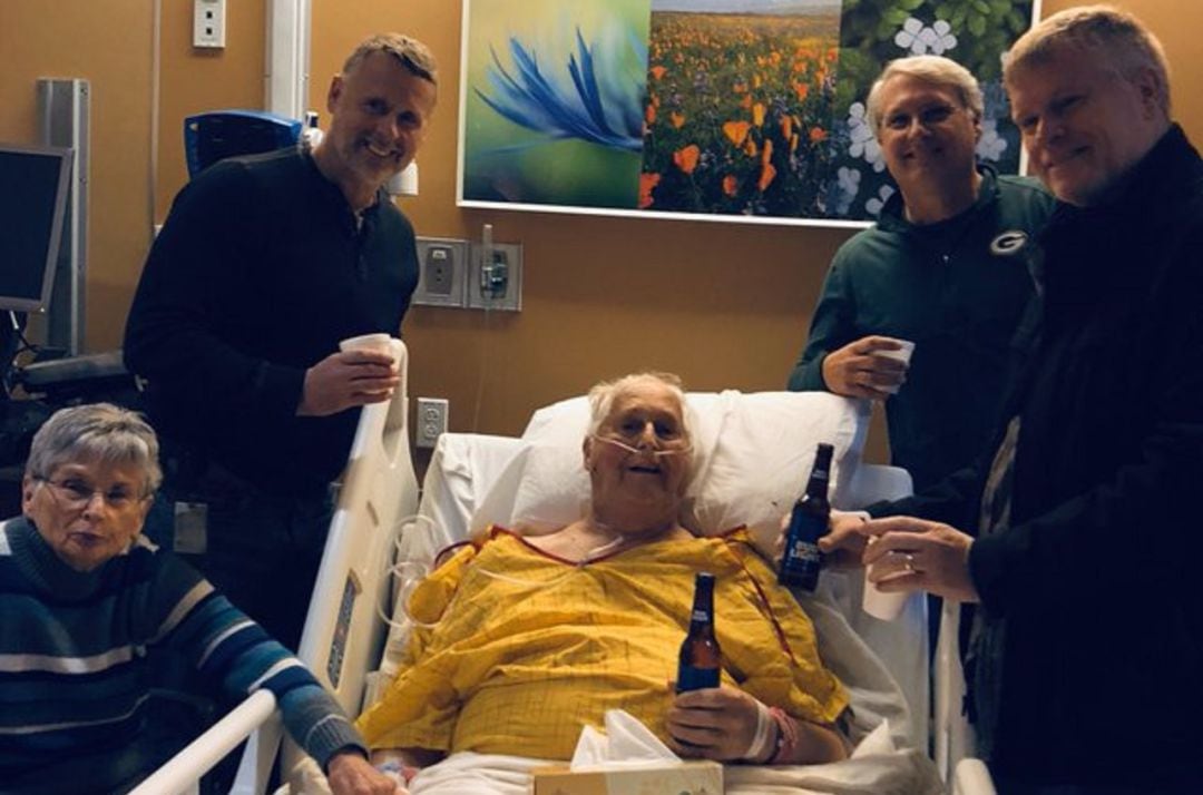 El anciano se despide de sus seres queridos brindando con una cerveza.