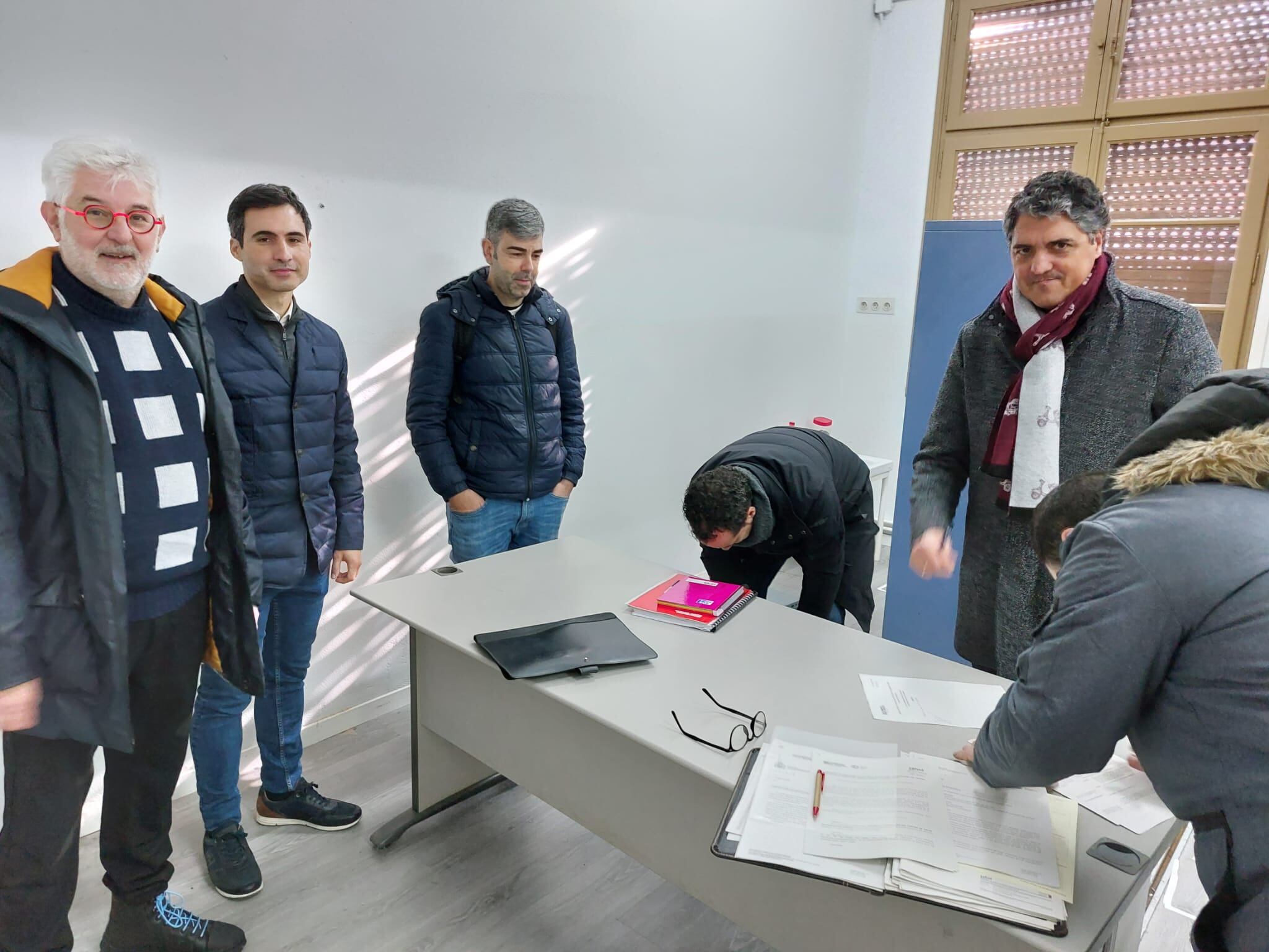 Un momento de la firma del acta de inicio de las obras de ampliación y mejora del centro de salud de Barbastro / DGA