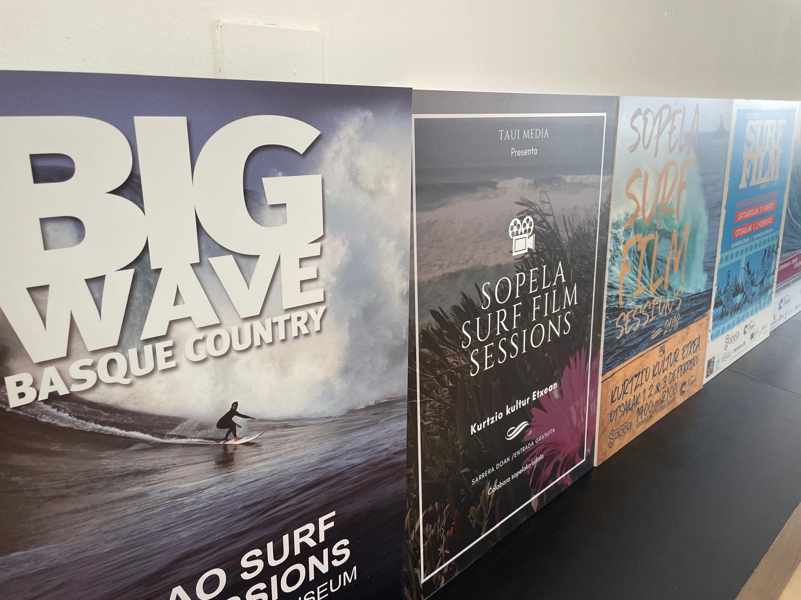 Carteles de las películas que se van a emitir en el festival de cine de surf