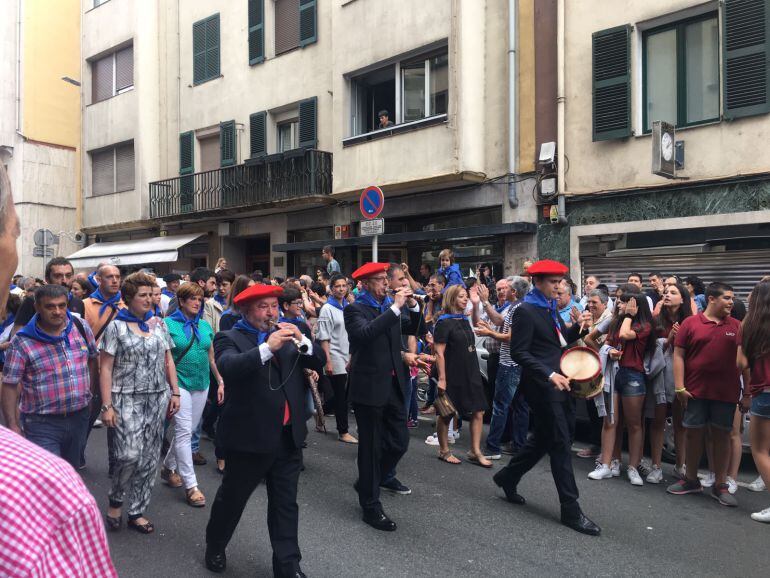 El recibimiento a los Dulzaineros de Estella es uno de los actos con más tirón popular de las fiestas de San Juan