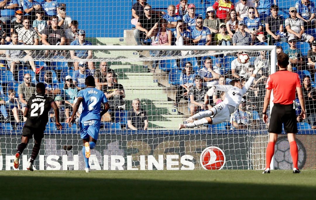 El portero del Getafe David Soria encaja el primer gol ante el Levante, obra del centrocampista macedonio Enis Bardhi