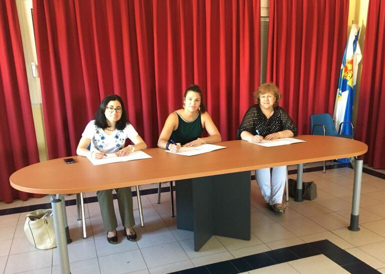 Los representantes de los tres municipios en el momento de la firma del acuerdo