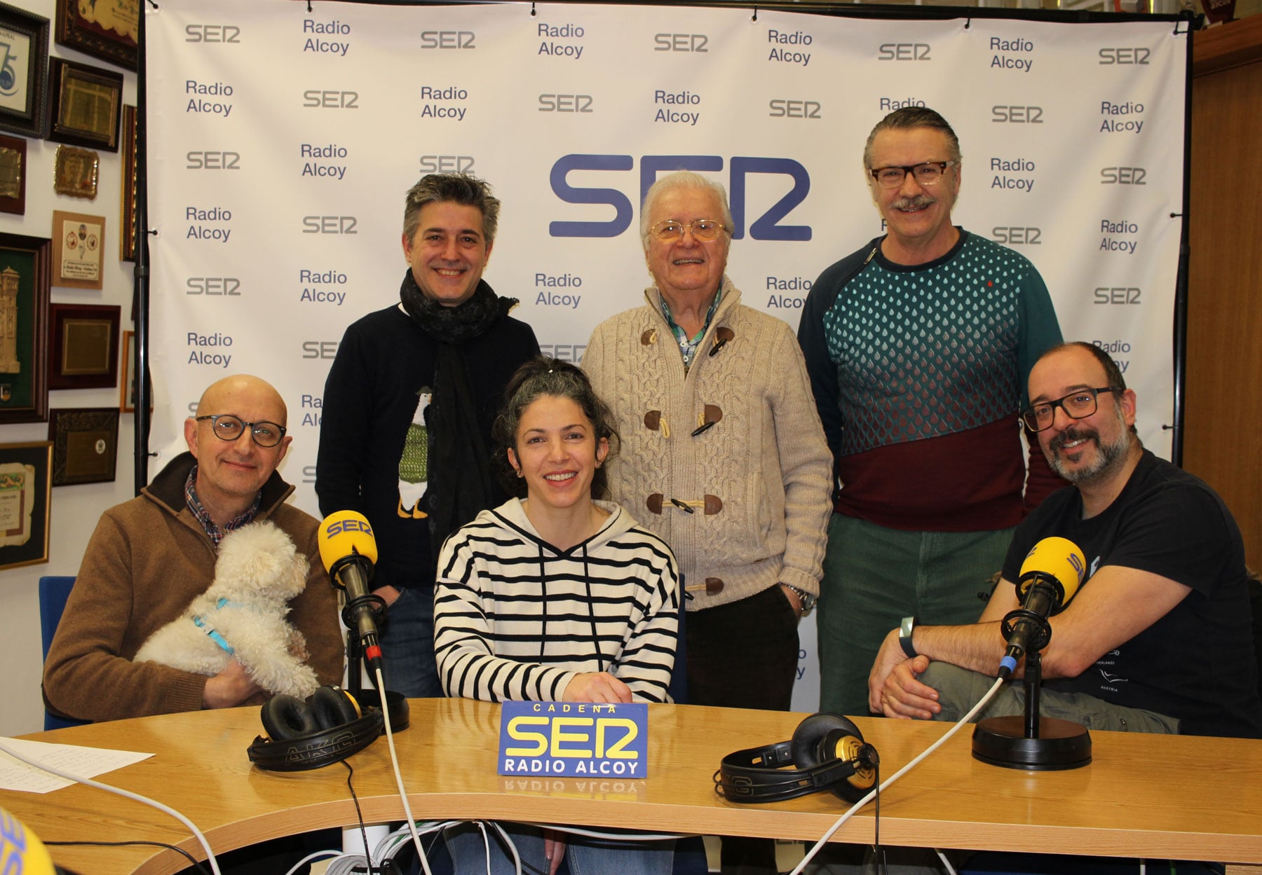 Components de la companyia de teatre La Depedent junt a Paco Aznar en l&#039;estudi central de Radio Alcoy