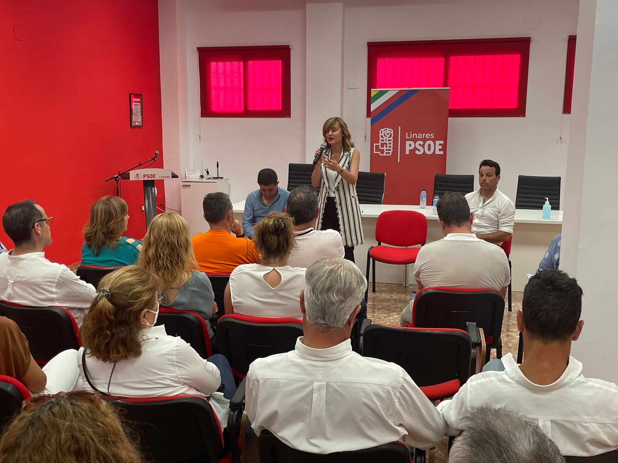 Pilar Alegría en la sede del PSOE de Linares