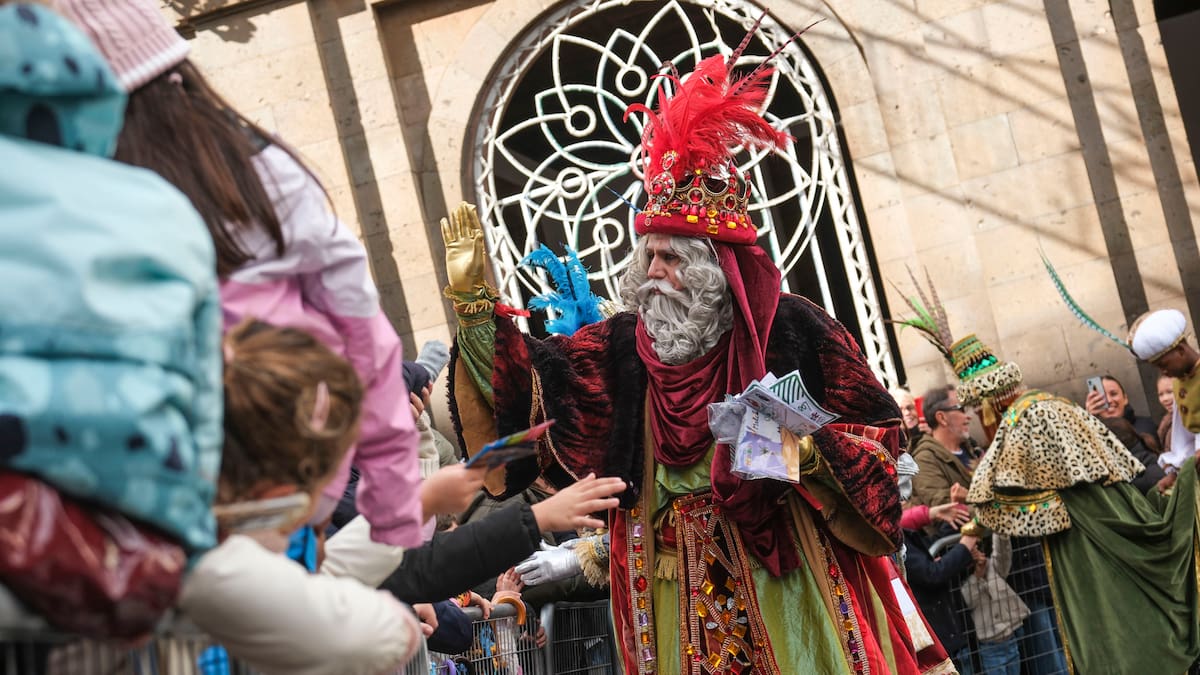 Canarias celebra una tarde de Reyes "pasados por agua"