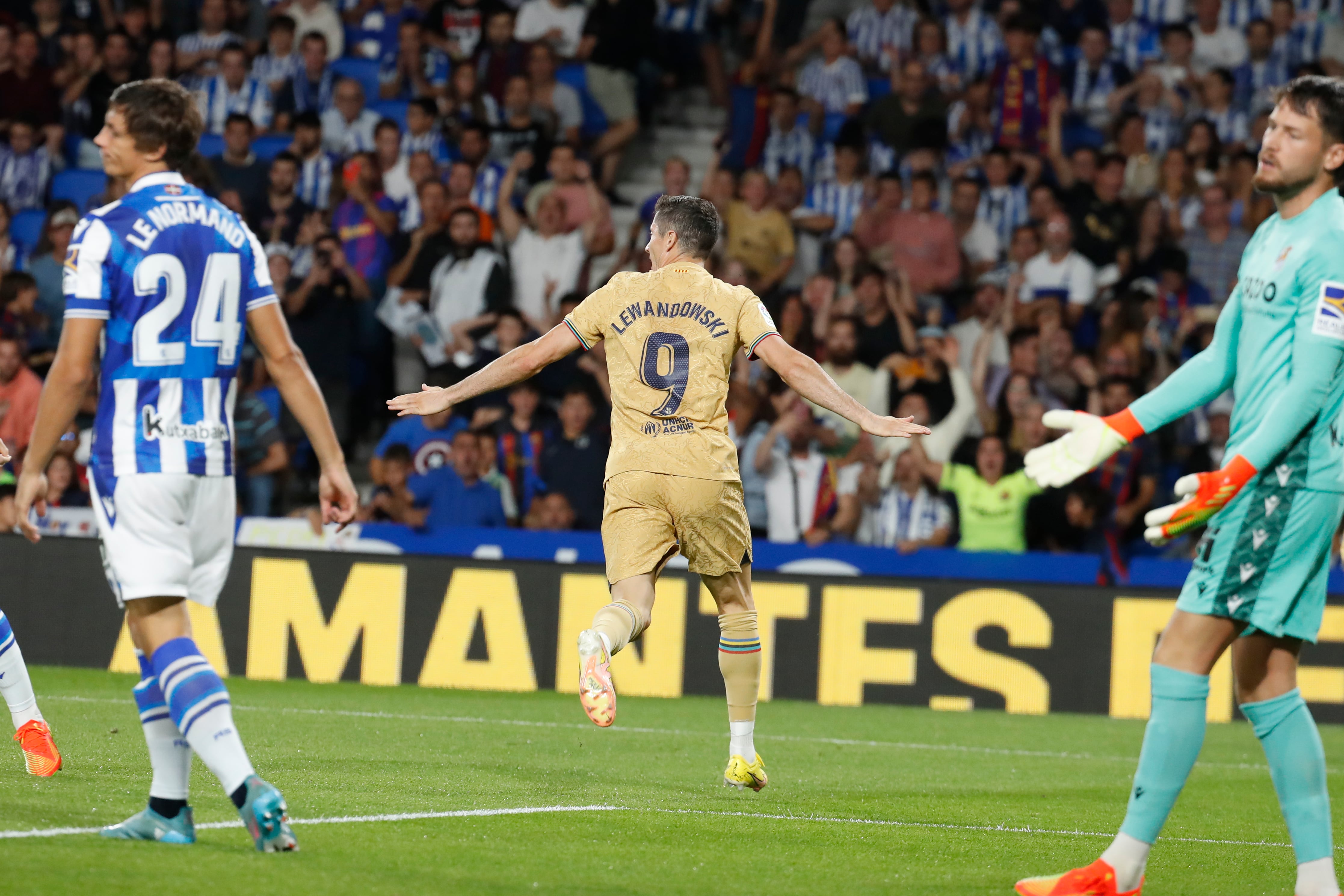 SAN SEBASTIÁN, 21/08/2022.- El delantero del FC Barcelona Robert Lewandowski (c) celebra tras marcar ante la Real Sociedad, durante el partido de Liga en Primera División que disputan este domingo en el Reale Arena, en San Sebastián. EFE/Javier Etxezarreta
