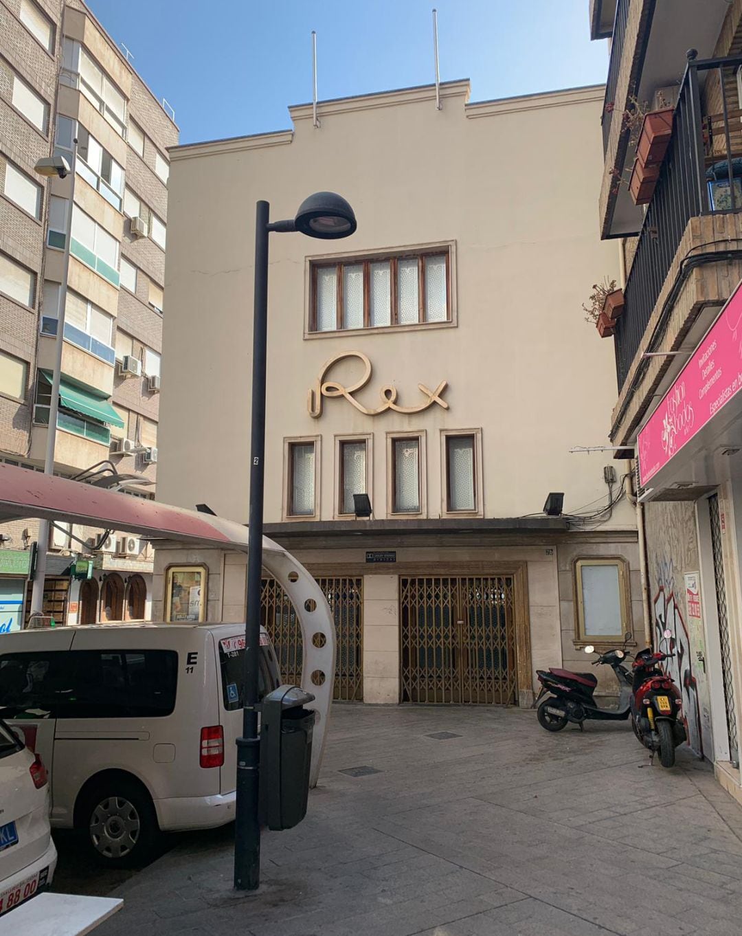 Fachada del cine Rex junto a la parada de taxis