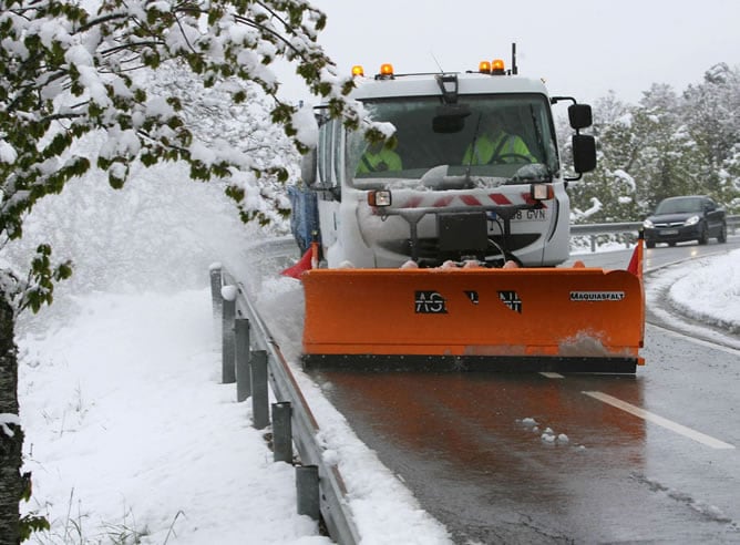 Una máquina quitanieves trabaja en una de las carreteras de acceso a la localidad de Prades, tras las fuertes nevadas caídas en las últimas horas en esta zona de Cataluña