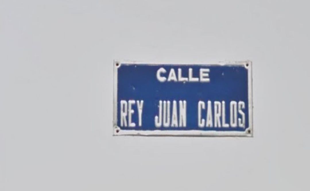 Placa de una calle dedicada al rey emérito