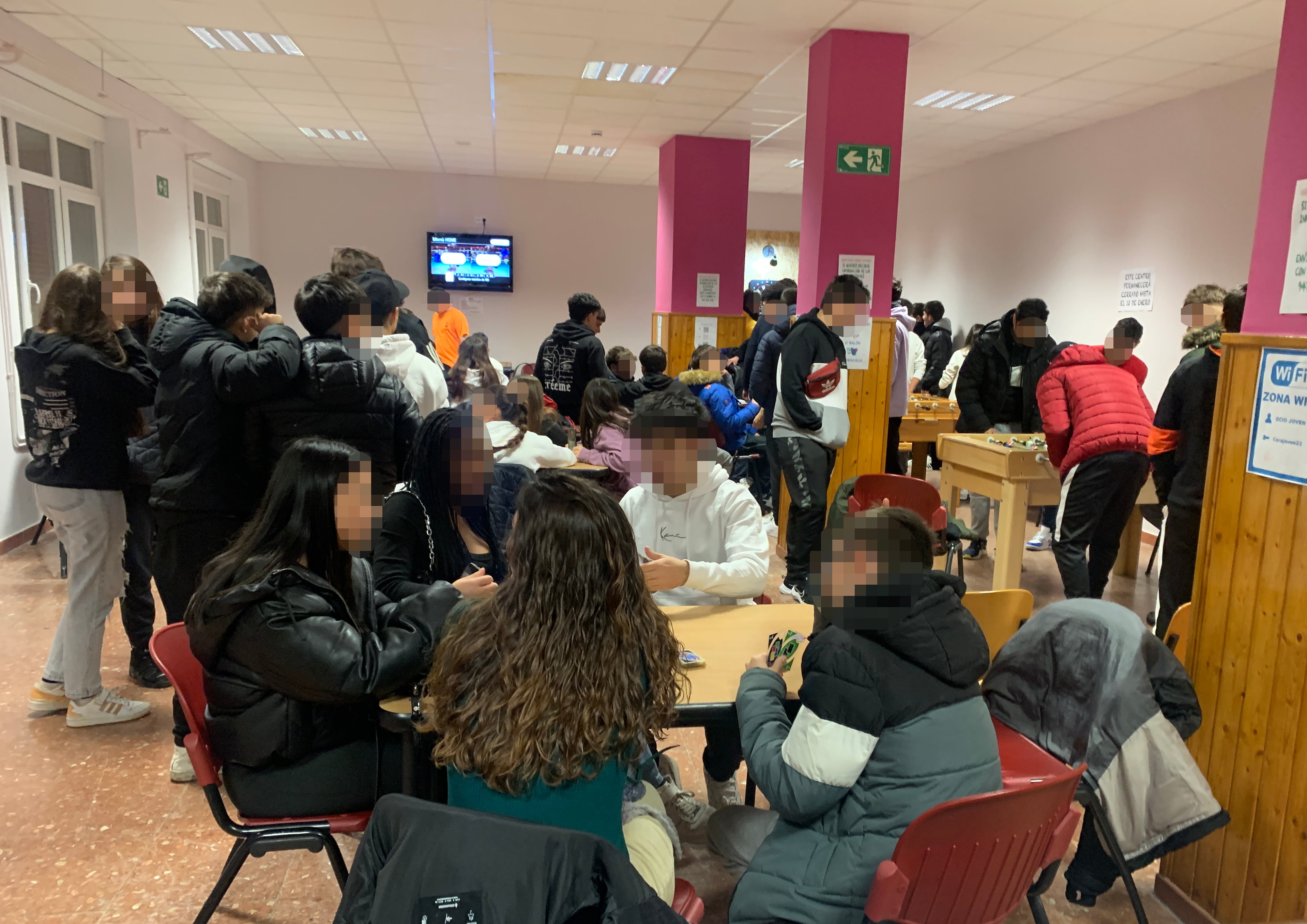 Futbolín, dardos, wii y juegos de mesa son algunas de las actividades entorno a la que se reúnen mayor número de adolescentes en el Centro de Ocio Joven de Aranda