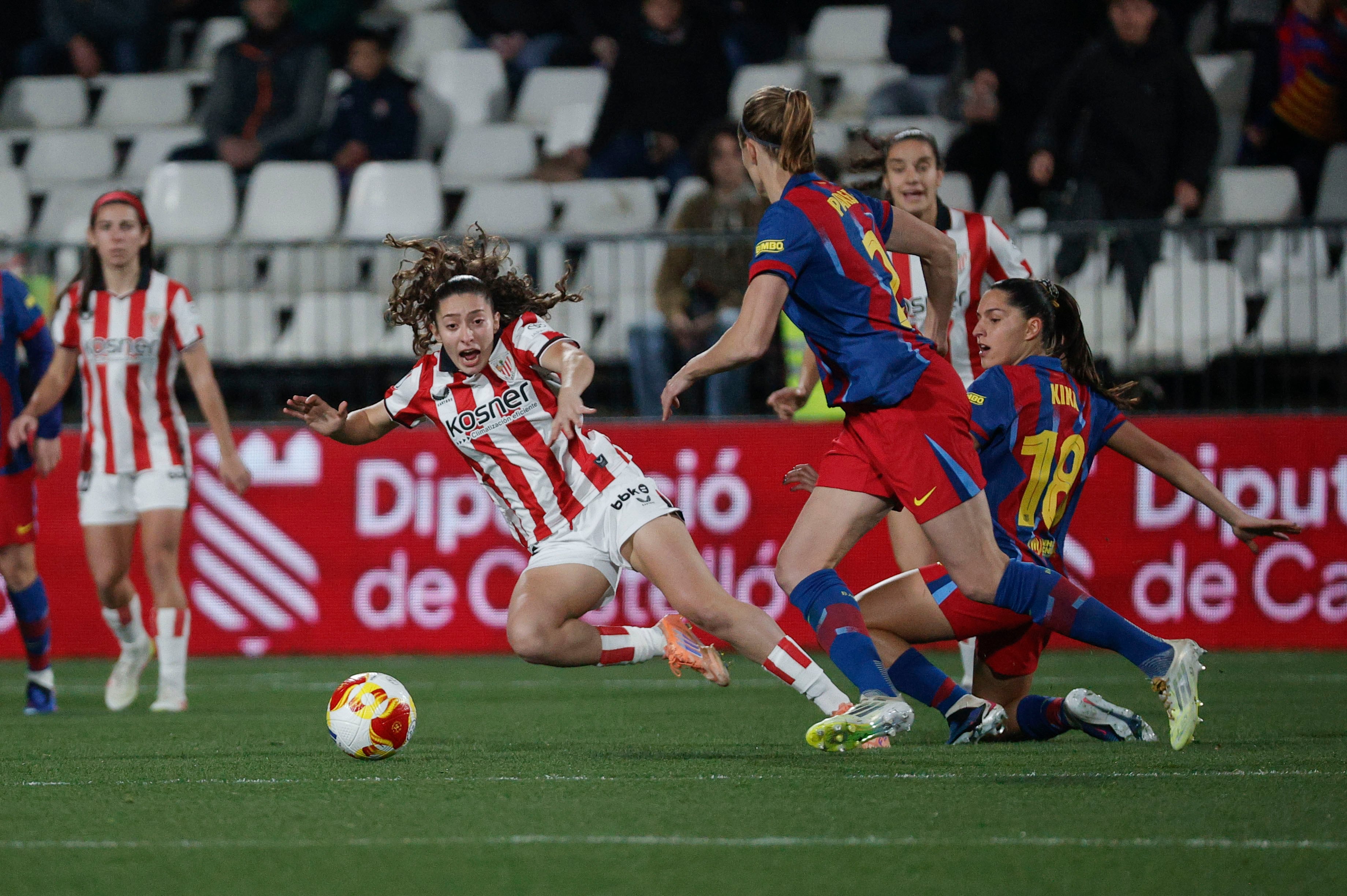 Elene Guturbay pelea por el balón con la jugadora del FC Barcelona Kika Nazareth, durante el partido de semifinales de la Supercopa de España de fútbol disputado este miércoles en el estadio Castalia, en Castellón de la Plana