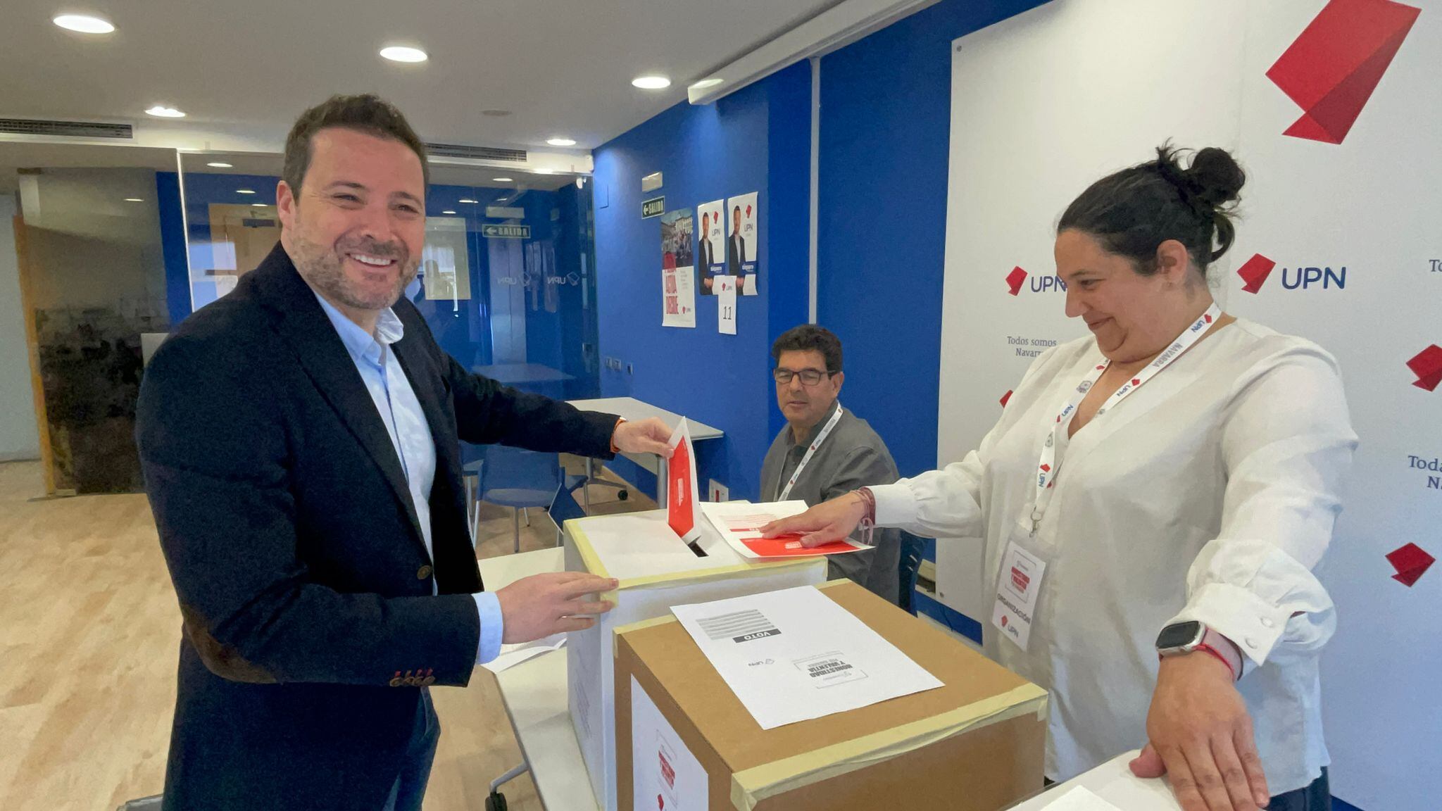 El alcalde de Tudela, Alejandro Toquero, vota en la sede de UPN en Tudela, con motivo del 13º Congreso del partido por el que ocupará el cargo de vicepresidente, junto a Cristina Ibarrola (presidenta) y  Cristina Soto (secretaria general).